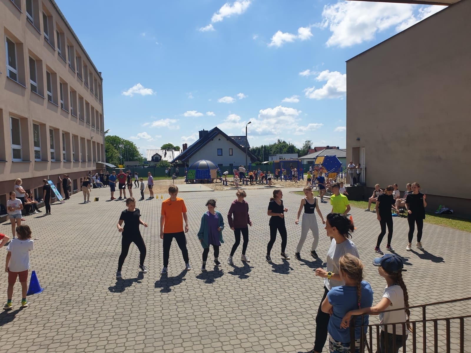 Zdjęcie w galerii na portalu naszraciborz.pl: Nauczyciele z Krzyżanowic zrobili niespodziankę swym uczniom [FOTO] wiadomości z regionu