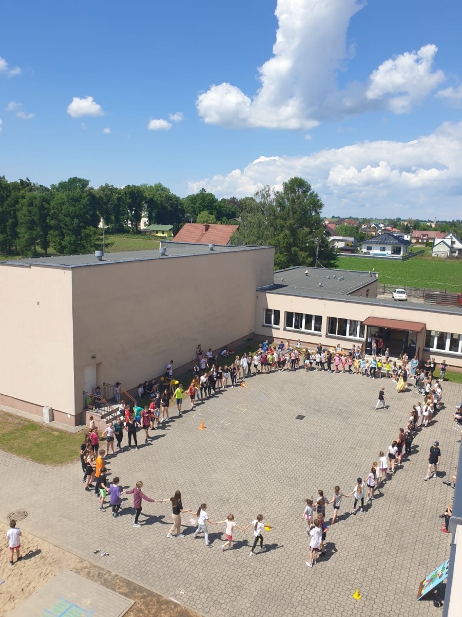 Zdjęcie w galerii na portalu naszraciborz.pl: Nauczyciele z Krzyżanowic zrobili niespodziankę swym uczniom [FOTO] wiadomości z regionu