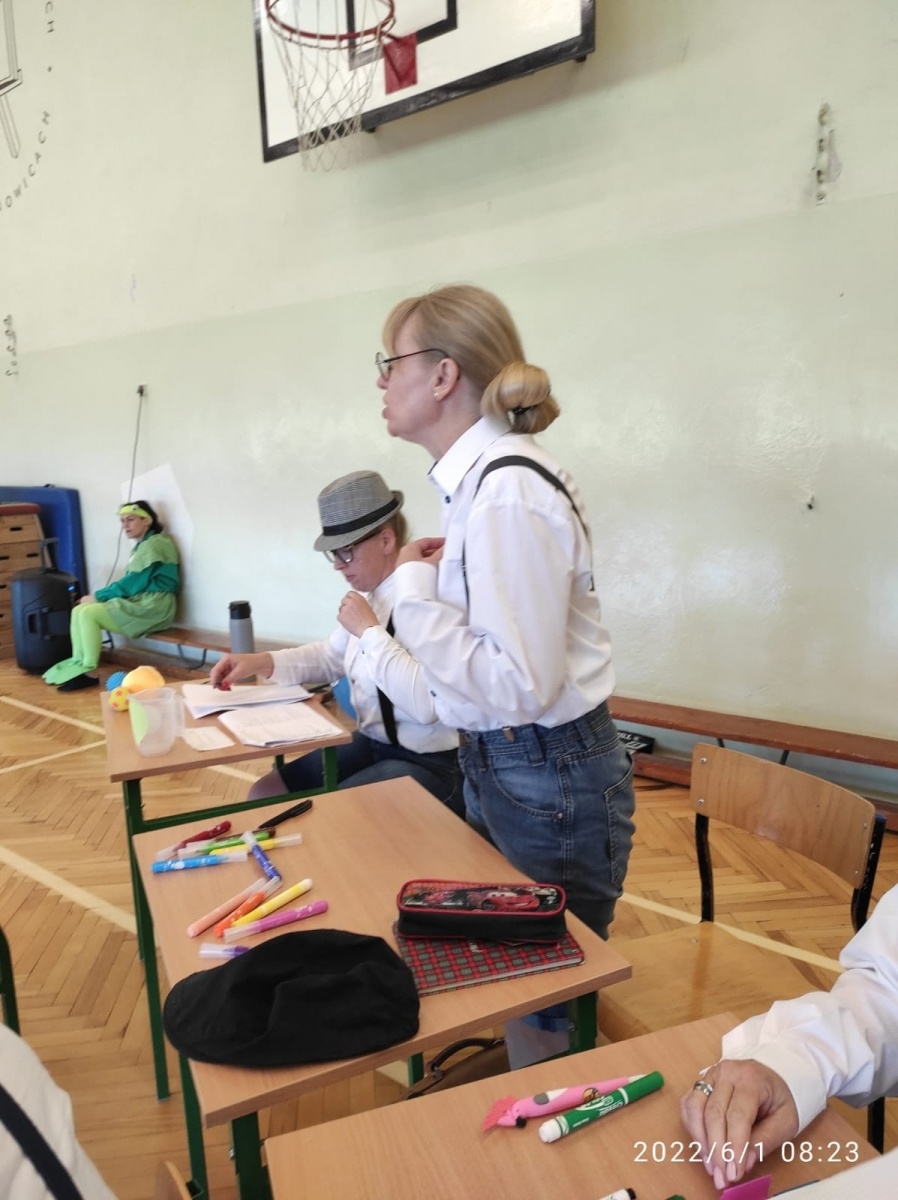 Zdjęcie w galerii na portalu naszraciborz.pl: Nauczyciele z Krzyżanowic zrobili niespodziankę swym uczniom [FOTO] wiadomości z regionu