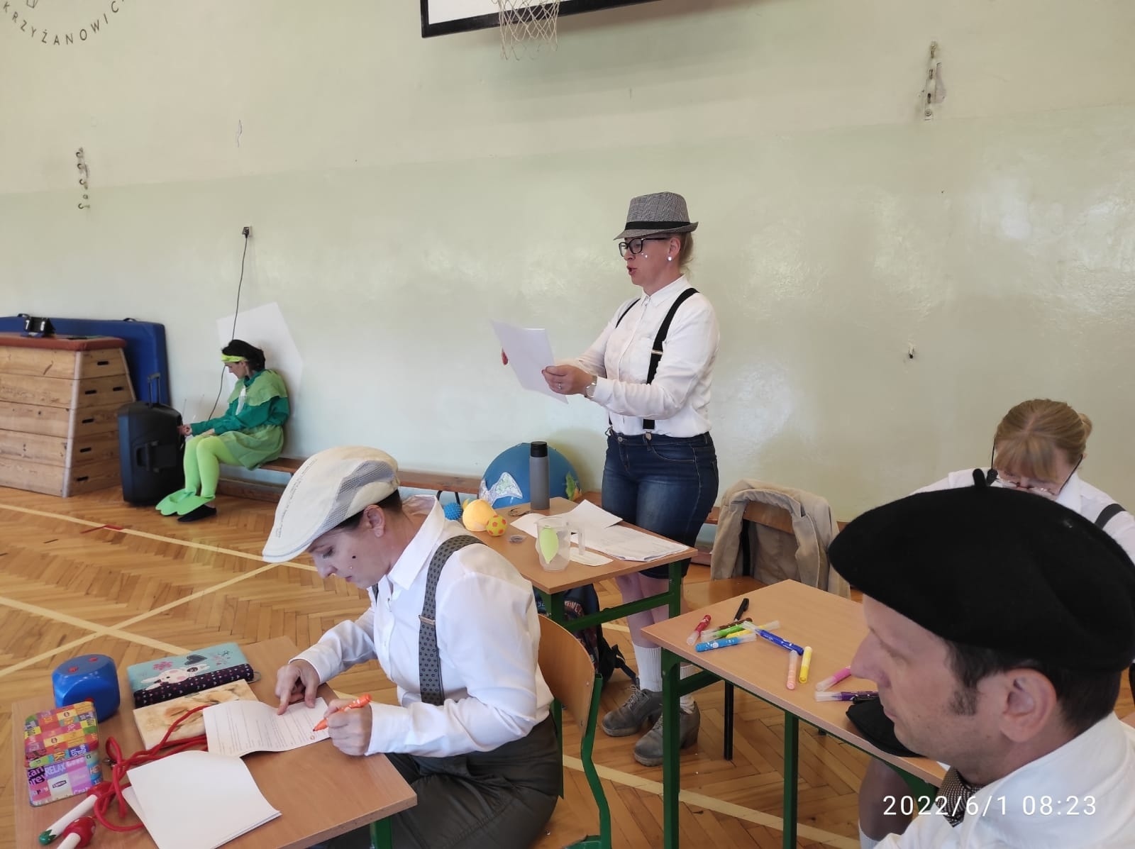 Zdjęcie w galerii na portalu naszraciborz.pl: Nauczyciele z Krzyżanowic zrobili niespodziankę swym uczniom [FOTO] wiadomości z regionu