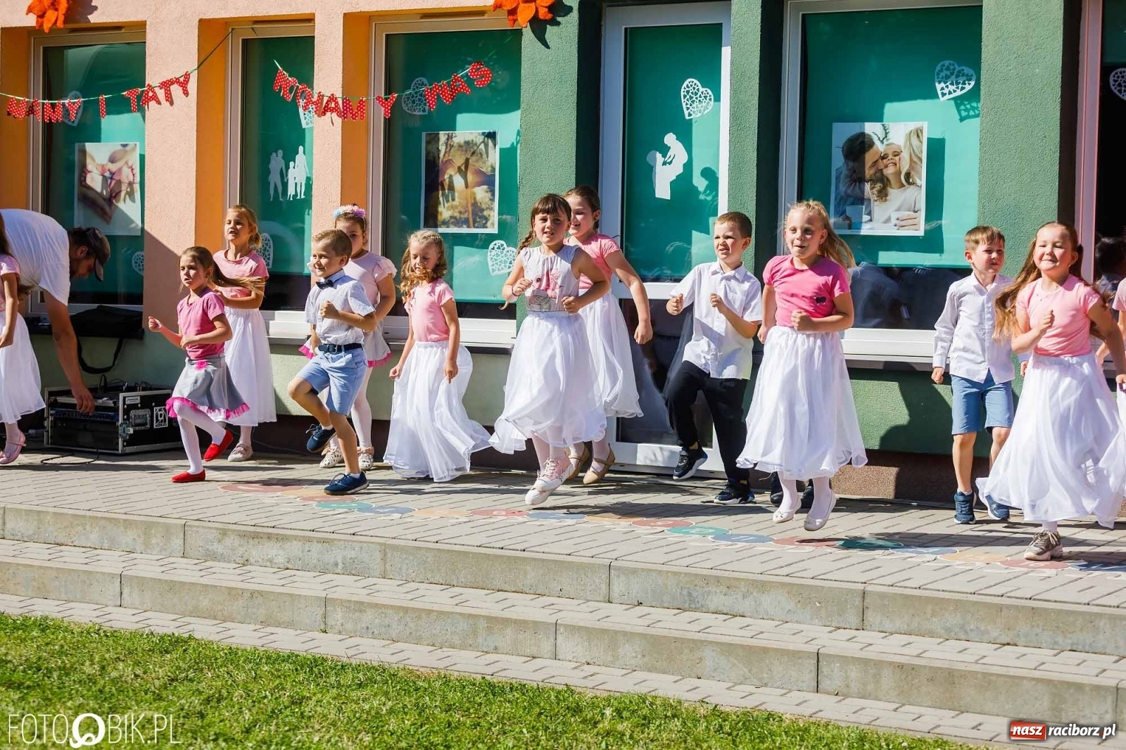Zdjęcie w galerii na portalu naszraciborz.pl: Piknik rodzinny z okazji Dnia Mamy i Taty w Przedszkolu nr 26 wiadomości z regionu