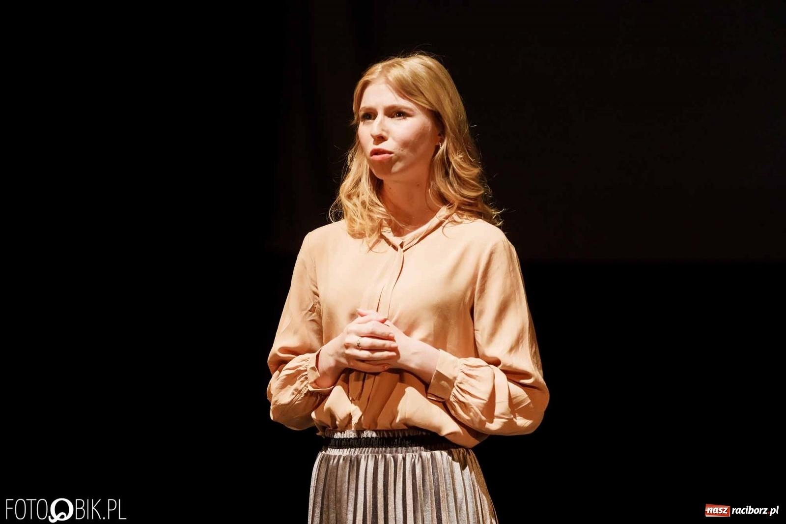 Zdjęcie w galerii na portalu naszraciborz.pl: Ciągnie wiosna. Spektakl w wykonaniu Grupy Melpomena w DK Strzecha wiadomości z regionu