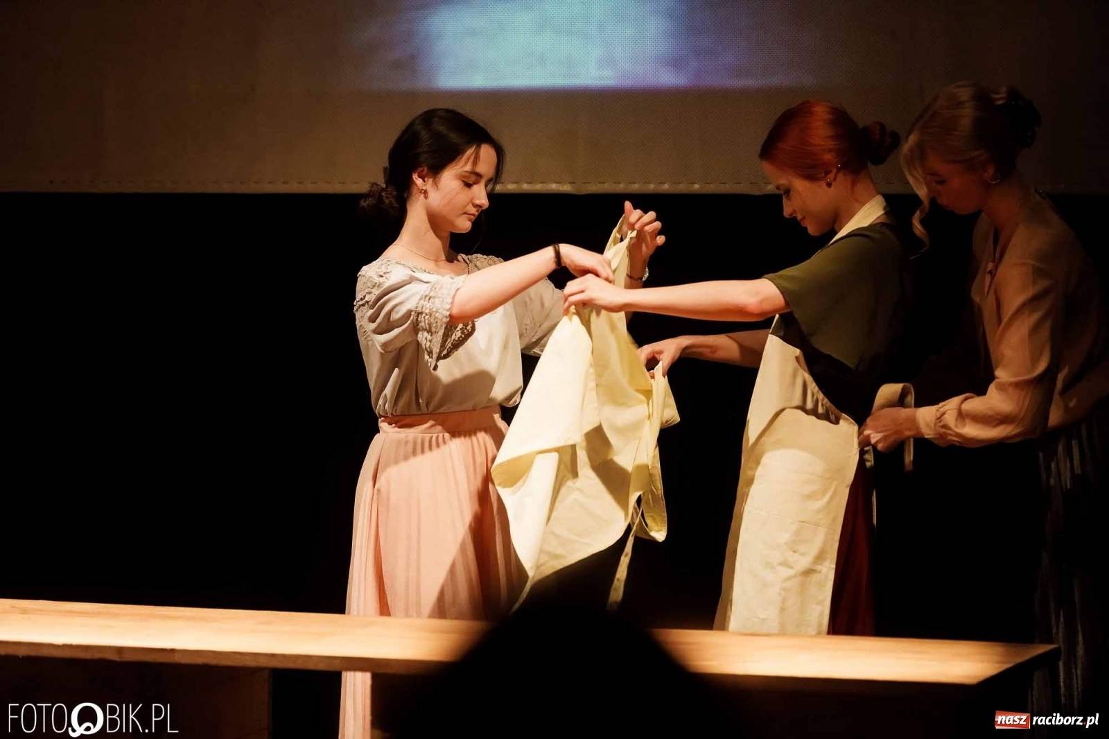 Zdjęcie w galerii na portalu naszraciborz.pl: Ciągnie wiosna. Spektakl w wykonaniu Grupy Melpomena w DK Strzecha wiadomości z regionu