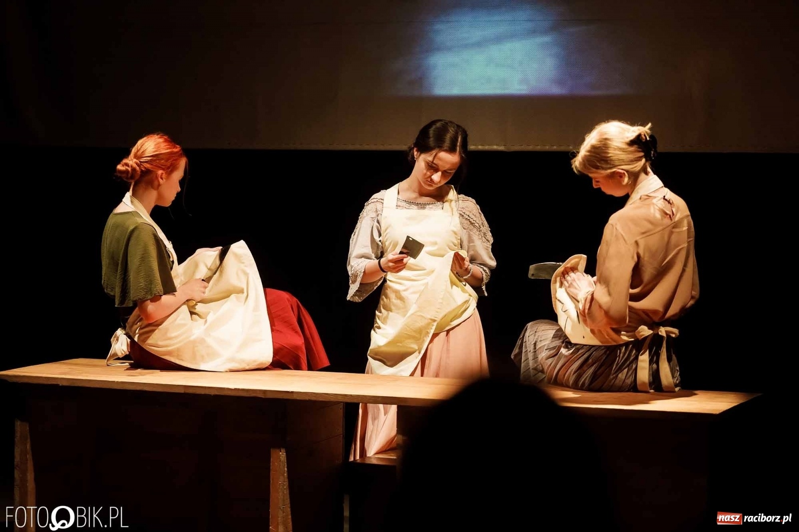 Zdjęcie w galerii na portalu naszraciborz.pl: Ciągnie wiosna. Spektakl w wykonaniu Grupy Melpomena w DK Strzecha wiadomości z regionu