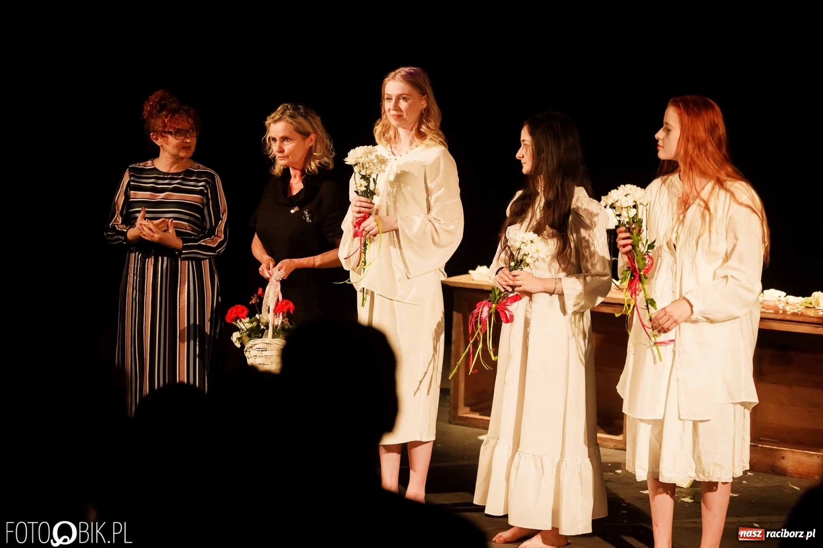 Zdjęcie w galerii na portalu naszraciborz.pl: Ciągnie wiosna. Spektakl w wykonaniu Grupy Melpomena w DK Strzecha wiadomości z regionu