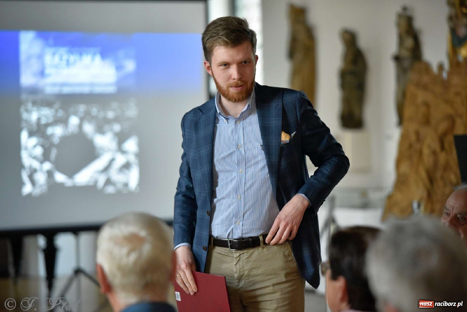 Zdjęcie w galerii na portalu naszraciborz.pl: Perła Kresów. Ryszard Frączek promował w Muzeum swój nowy album wiadomości z regionu