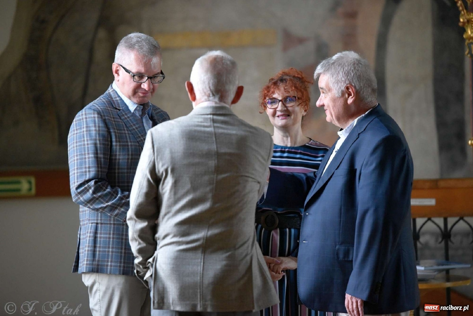 Zdjęcie w galerii na portalu naszraciborz.pl: Perła Kresów. Ryszard Frączek promował w Muzeum swój nowy album wiadomości z regionu