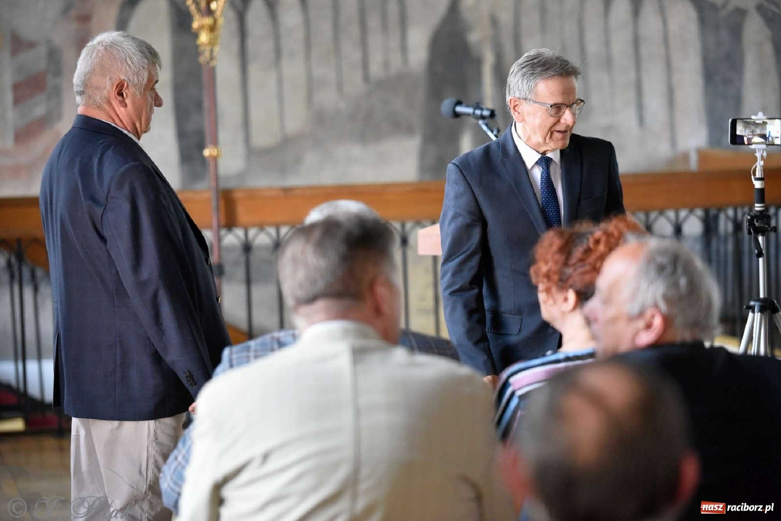 Zdjęcie w galerii na portalu naszraciborz.pl: Perła Kresów. Ryszard Frączek promował w Muzeum swój nowy album wiadomości z regionu