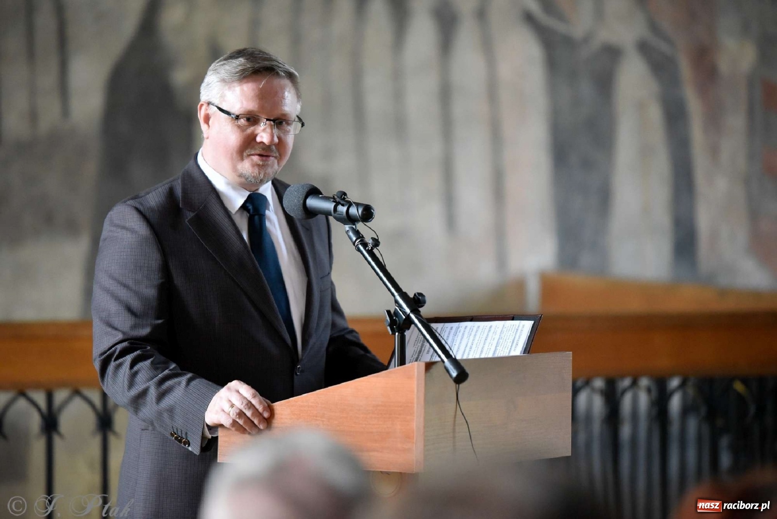 Zdjęcie w galerii na portalu naszraciborz.pl: Perła Kresów. Ryszard Frączek promował w Muzeum swój nowy album wiadomości z regionu