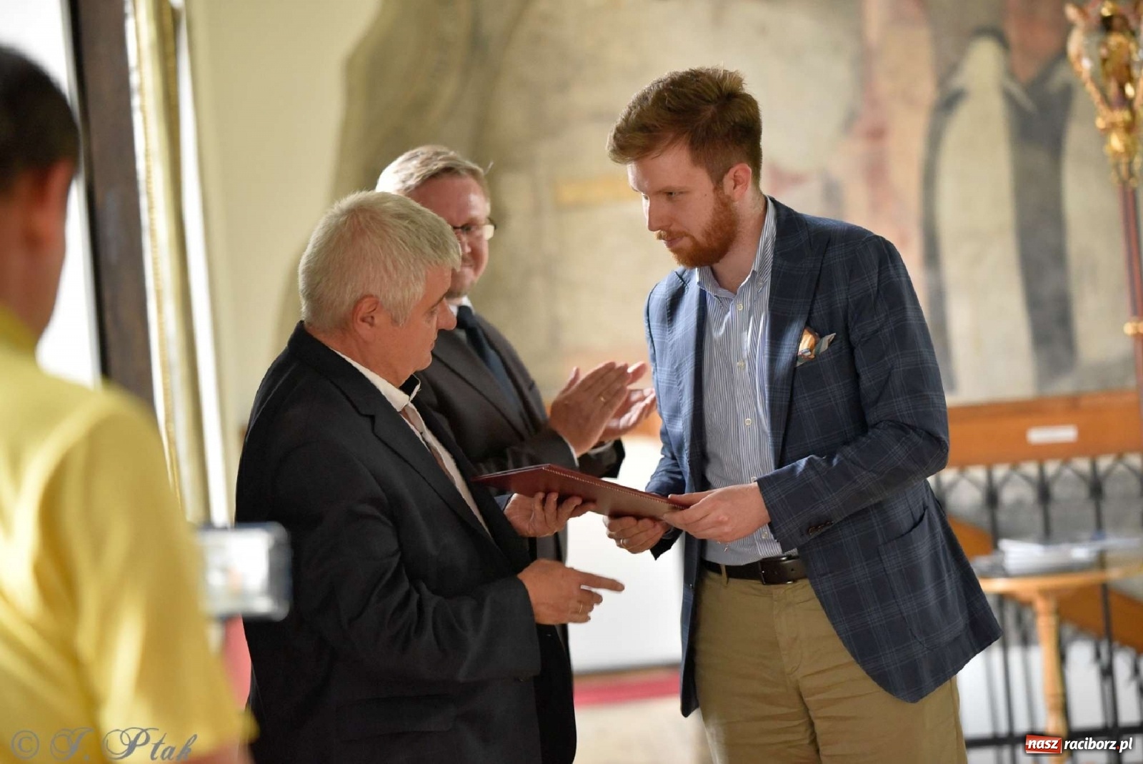 Zdjęcie w galerii na portalu naszraciborz.pl: Perła Kresów. Ryszard Frączek promował w Muzeum swój nowy album wiadomości z regionu