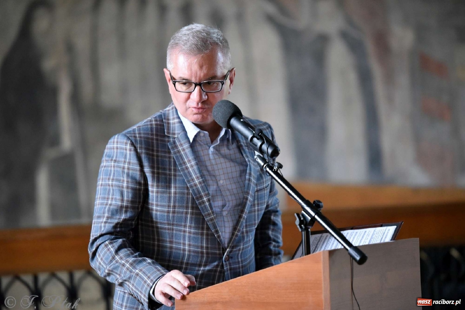 Zdjęcie w galerii na portalu naszraciborz.pl: Perła Kresów. Ryszard Frączek promował w Muzeum swój nowy album wiadomości z regionu