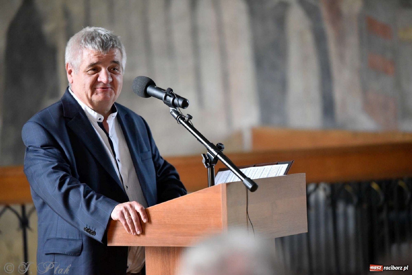 Zdjęcie w galerii na portalu naszraciborz.pl: Perła Kresów. Ryszard Frączek promował w Muzeum swój nowy album wiadomości z regionu