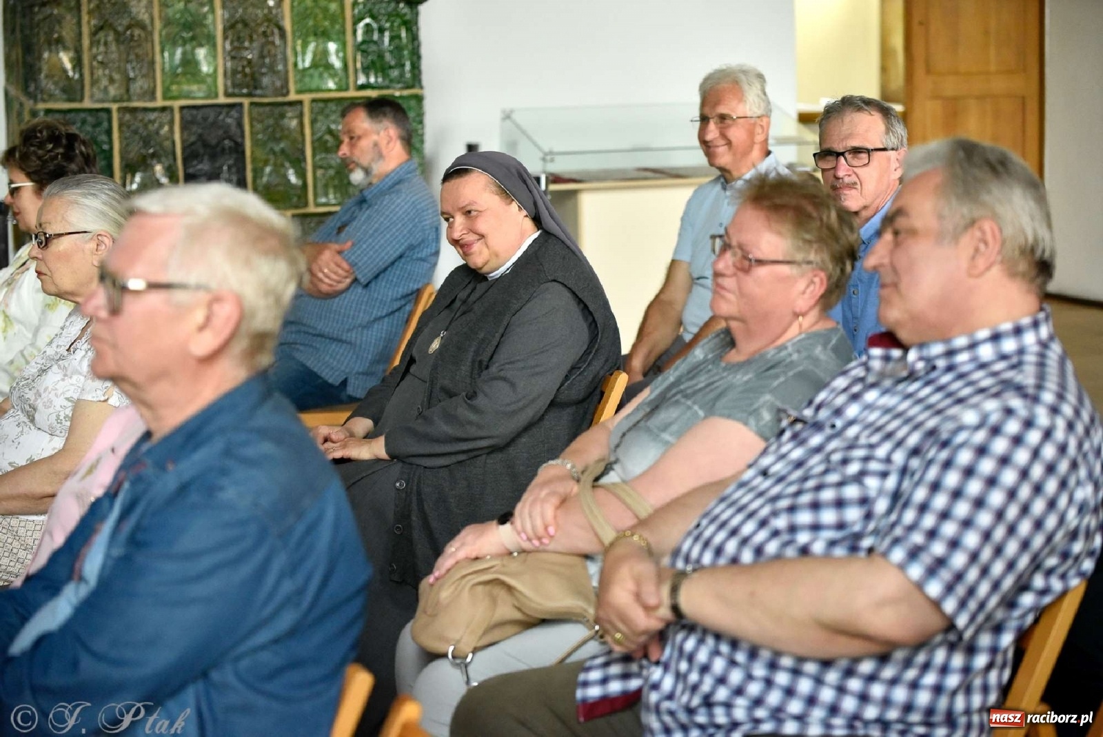 Zdjęcie w galerii na portalu naszraciborz.pl: Perła Kresów. Ryszard Frączek promował w Muzeum swój nowy album wiadomości z regionu