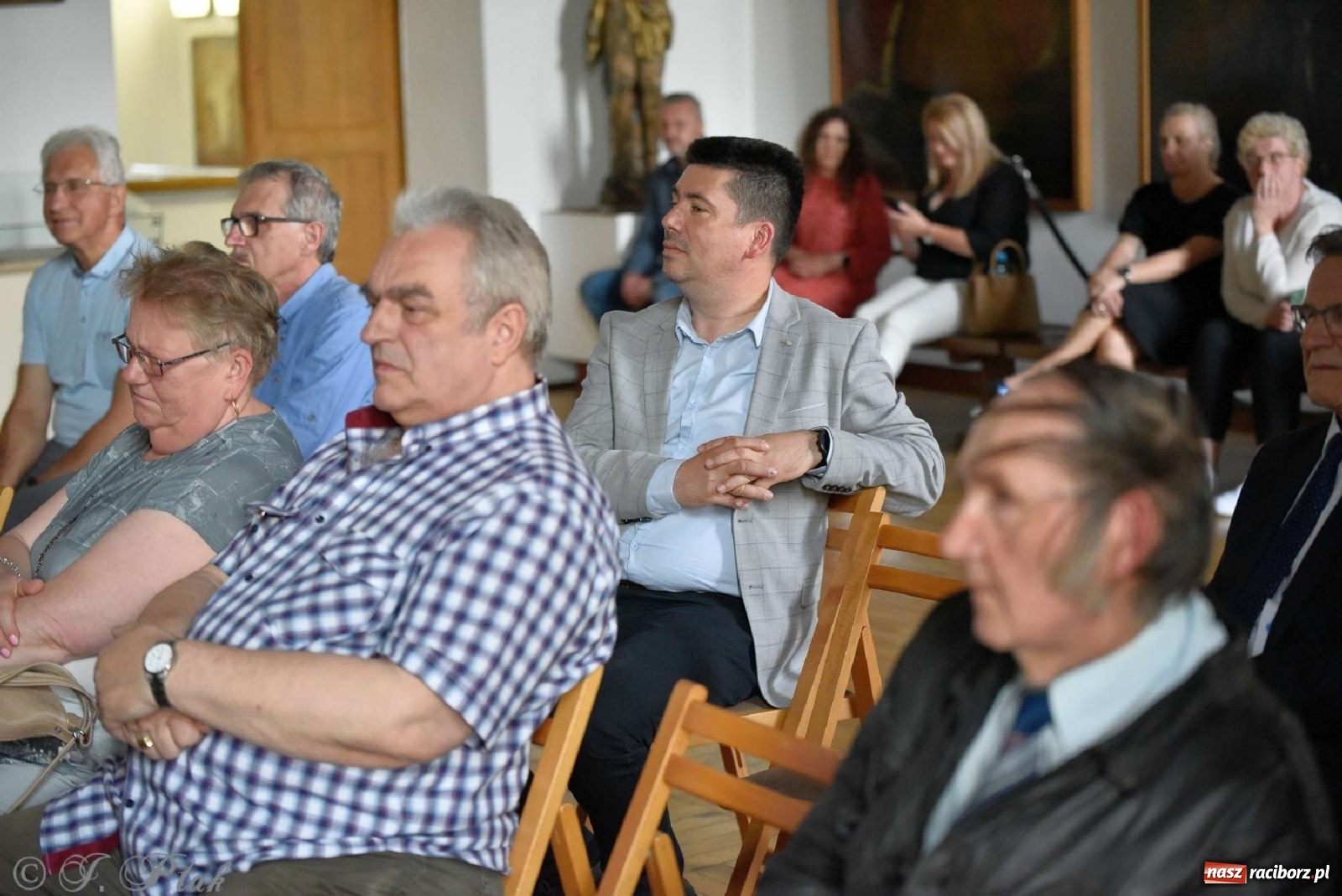 Zdjęcie w galerii na portalu naszraciborz.pl: Perła Kresów. Ryszard Frączek promował w Muzeum swój nowy album wiadomości z regionu