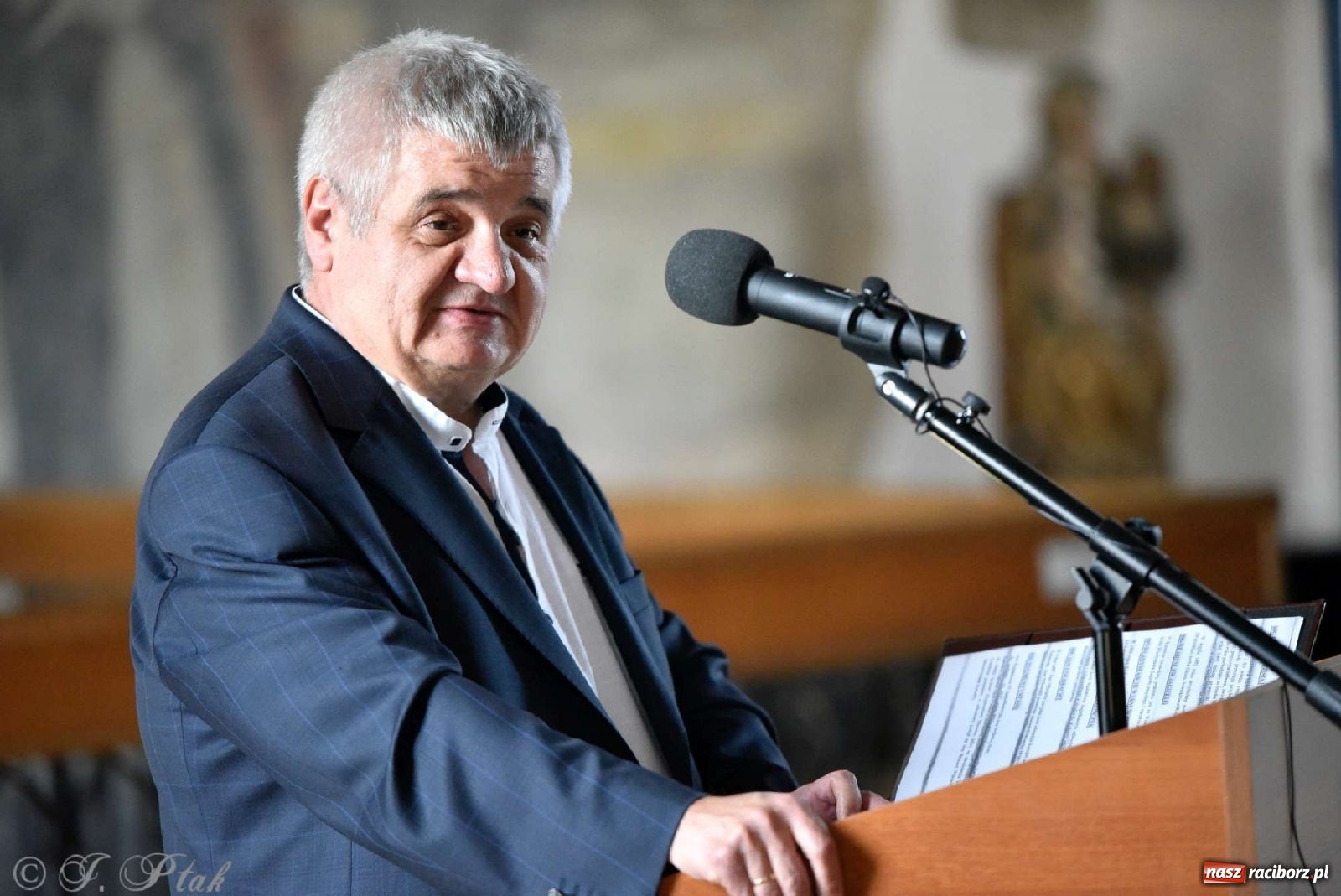 Zdjęcie w galerii na portalu naszraciborz.pl: Perła Kresów. Ryszard Frączek promował w Muzeum swój nowy album wiadomości z regionu