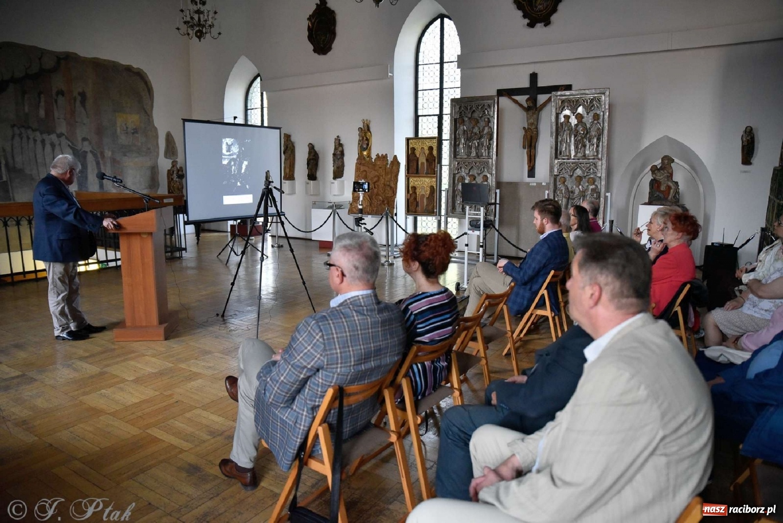 Zdjęcie w galerii na portalu naszraciborz.pl: Perła Kresów. Ryszard Frączek promował w Muzeum swój nowy album wiadomości z regionu