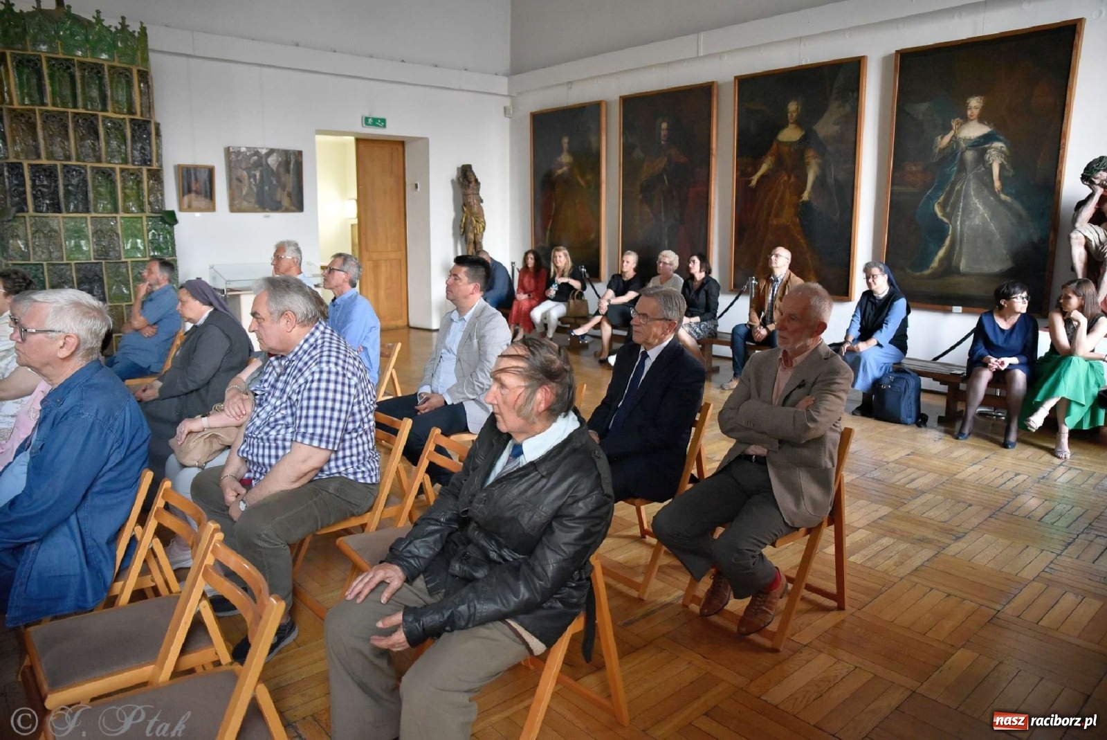 Zdjęcie w galerii na portalu naszraciborz.pl: Perła Kresów. Ryszard Frączek promował w Muzeum swój nowy album wiadomości z regionu