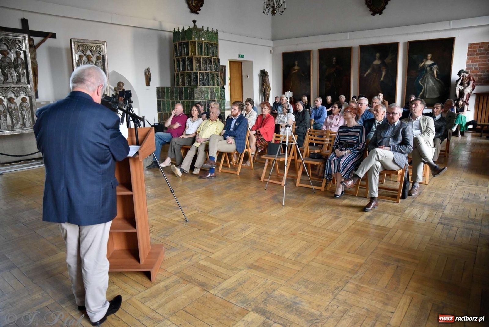 Zdjęcie w galerii na portalu naszraciborz.pl: Perła Kresów. Ryszard Frączek promował w Muzeum swój nowy album wiadomości z regionu
