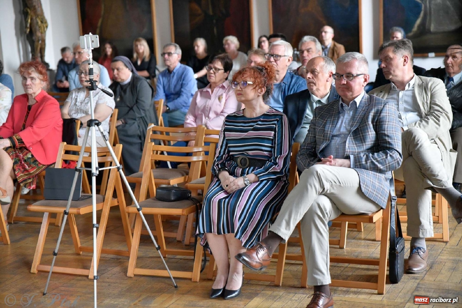 Zdjęcie w galerii na portalu naszraciborz.pl: Perła Kresów. Ryszard Frączek promował w Muzeum swój nowy album wiadomości z regionu