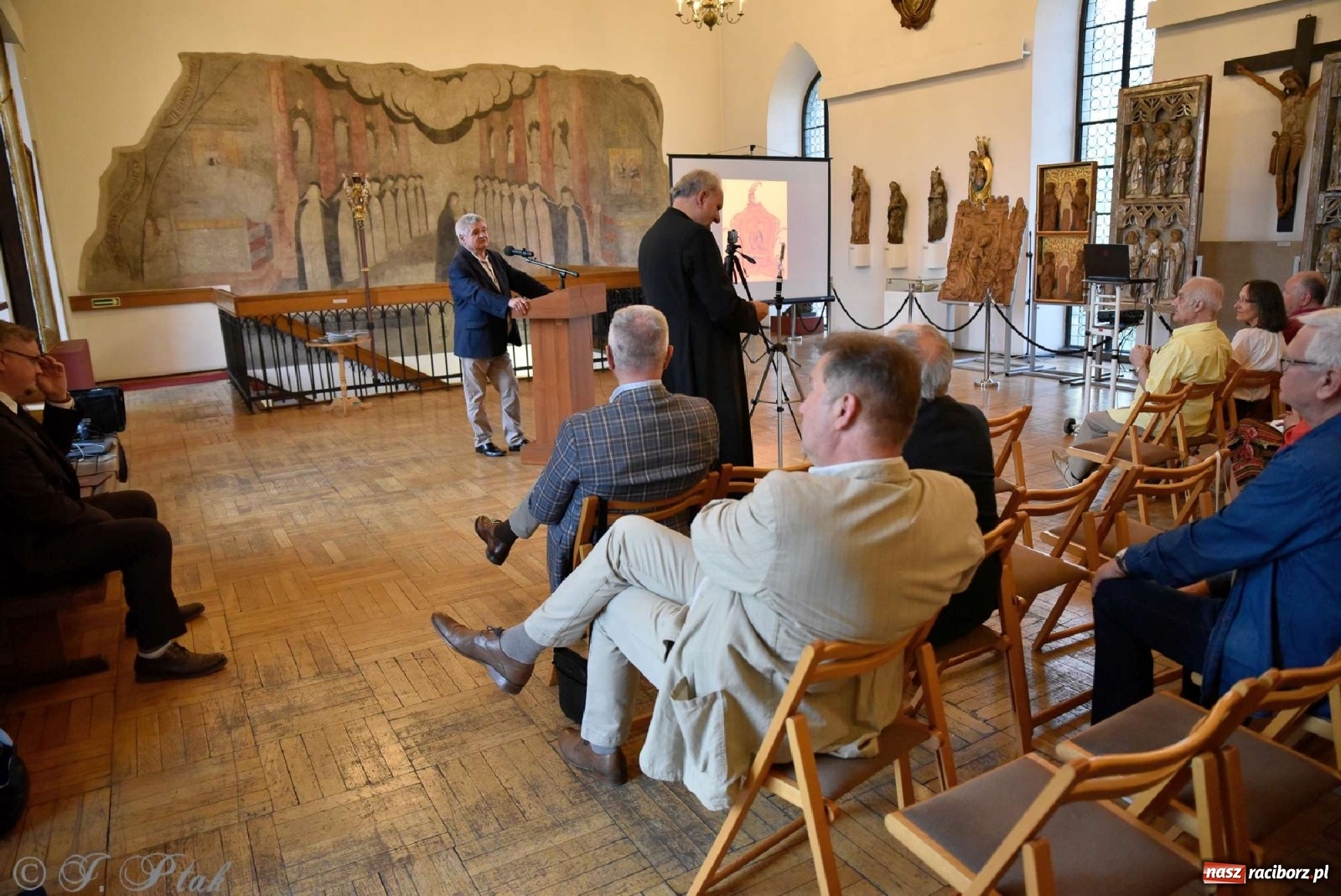 Zdjęcie w galerii na portalu naszraciborz.pl: Perła Kresów. Ryszard Frączek promował w Muzeum swój nowy album wiadomości z regionu