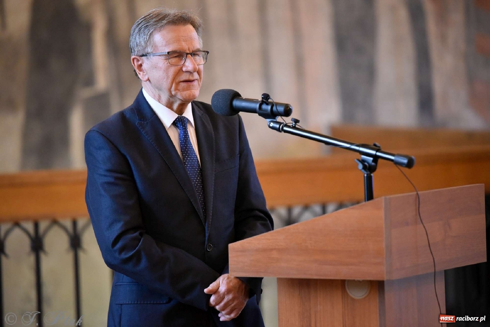 Zdjęcie w galerii na portalu naszraciborz.pl: Perła Kresów. Ryszard Frączek promował w Muzeum swój nowy album wiadomości z regionu