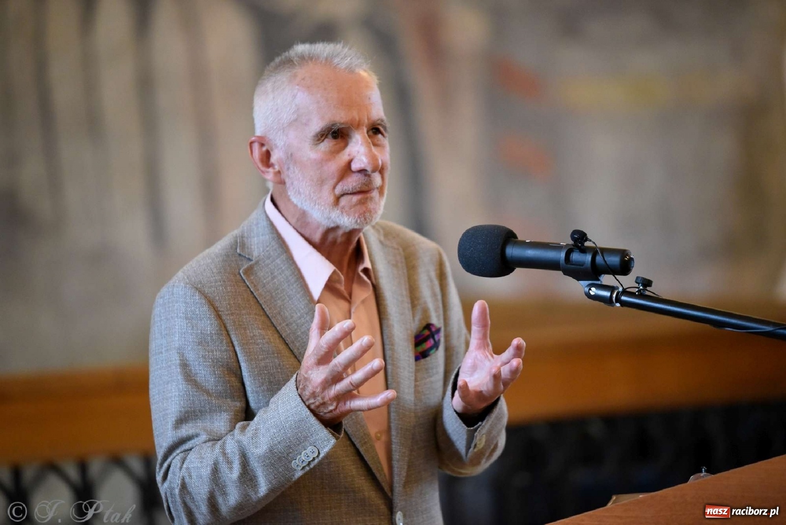 Zdjęcie w galerii na portalu naszraciborz.pl: Perła Kresów. Ryszard Frączek promował w Muzeum swój nowy album wiadomości z regionu