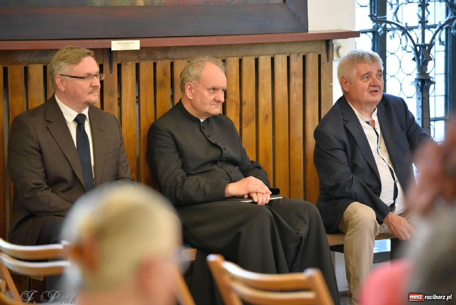 Zdjęcie w galerii na portalu naszraciborz.pl: Perła Kresów. Ryszard Frączek promował w Muzeum swój nowy album wiadomości z regionu