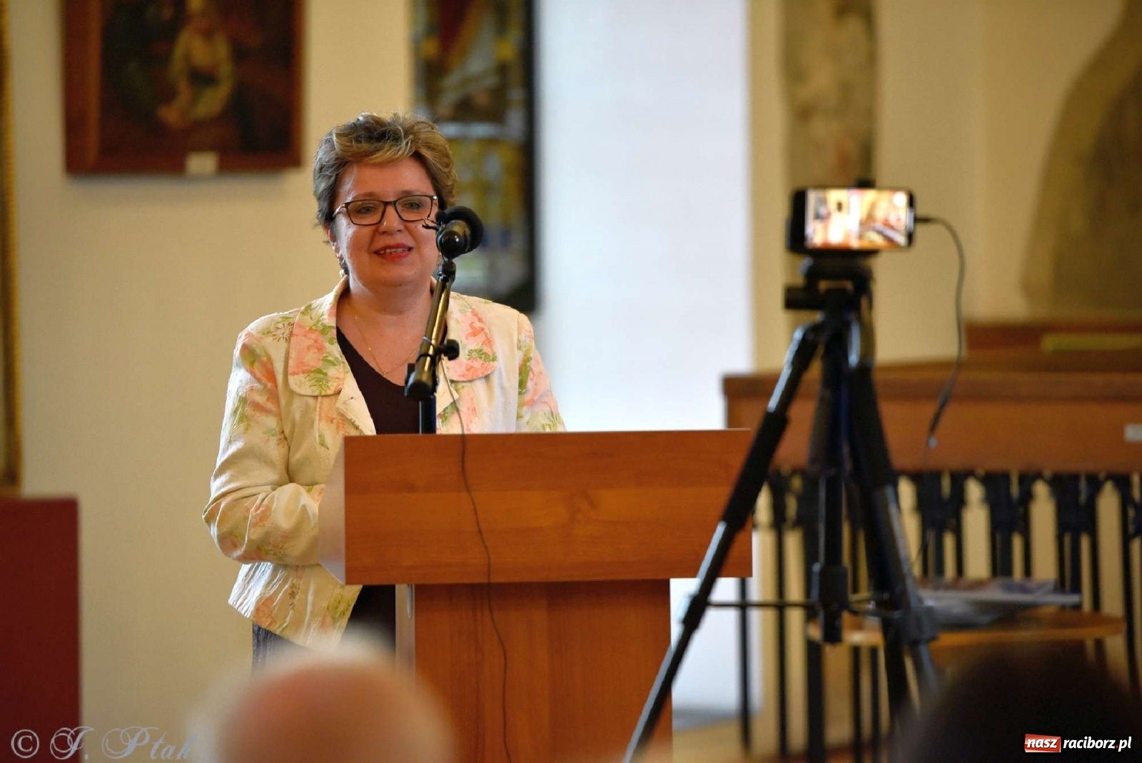 Zdjęcie w galerii na portalu naszraciborz.pl: Perła Kresów. Ryszard Frączek promował w Muzeum swój nowy album wiadomości z regionu