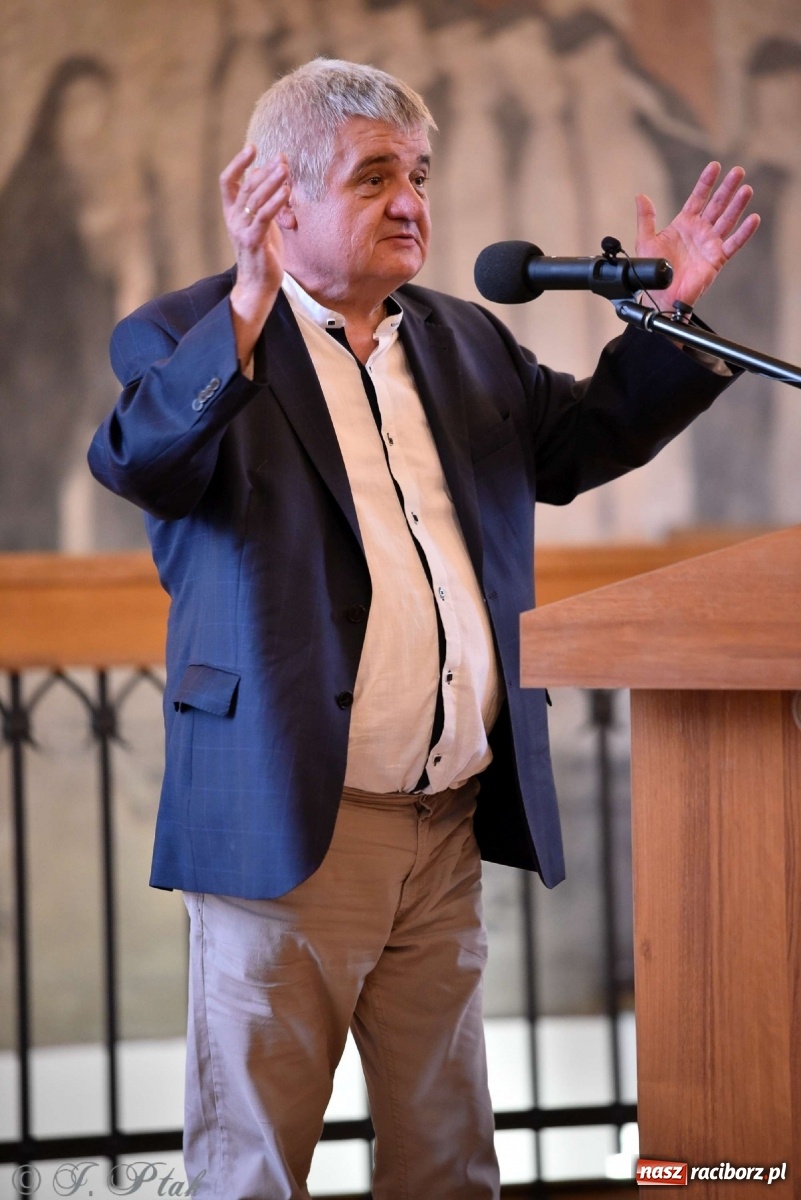 Zdjęcie w galerii na portalu naszraciborz.pl: Perła Kresów. Ryszard Frączek promował w Muzeum swój nowy album wiadomości z regionu