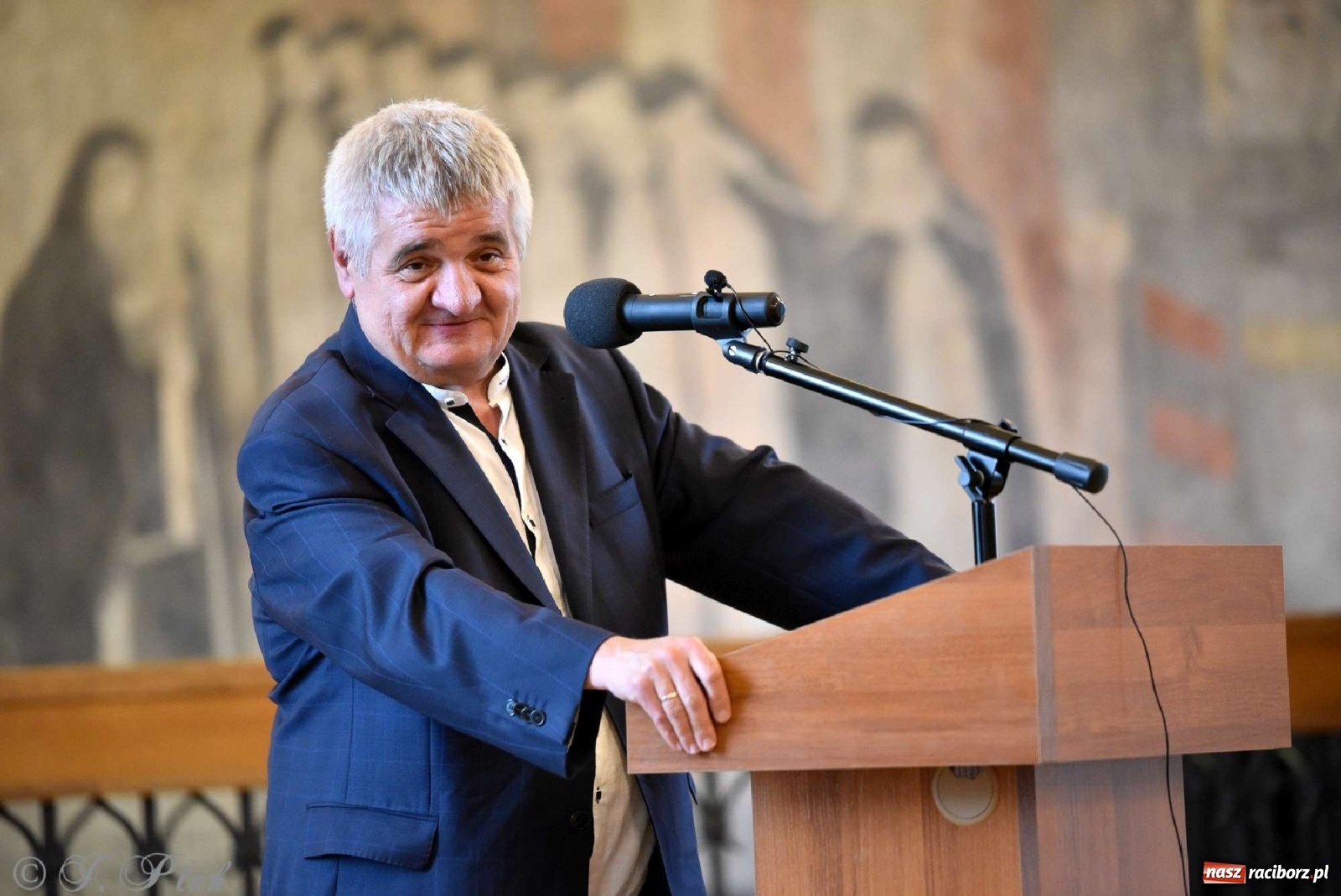 Zdjęcie w galerii na portalu naszraciborz.pl: Perła Kresów. Ryszard Frączek promował w Muzeum swój nowy album wiadomości z regionu