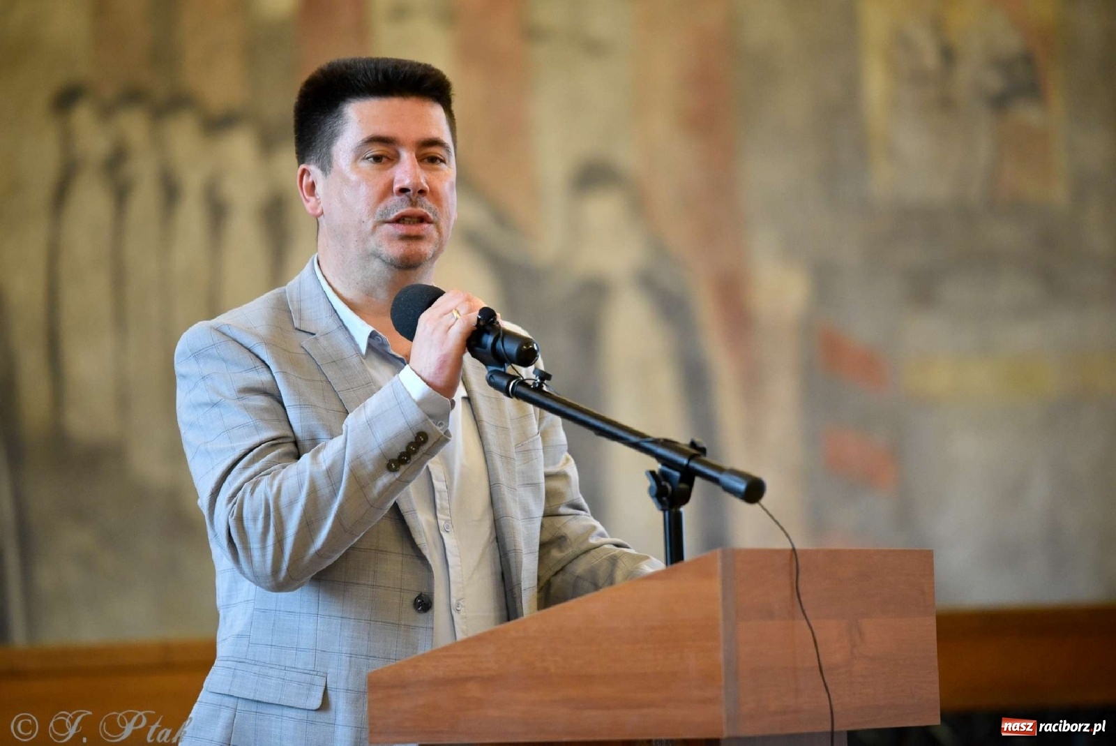 Zdjęcie w galerii na portalu naszraciborz.pl: Perła Kresów. Ryszard Frączek promował w Muzeum swój nowy album wiadomości z regionu