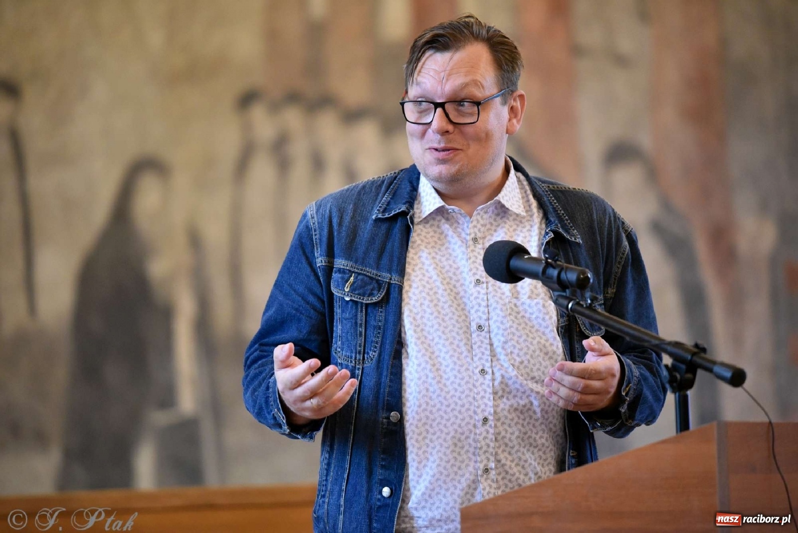 Zdjęcie w galerii na portalu naszraciborz.pl: Perła Kresów. Ryszard Frączek promował w Muzeum swój nowy album wiadomości z regionu