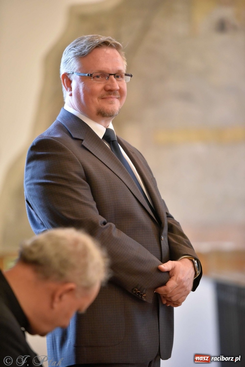 Zdjęcie w galerii na portalu naszraciborz.pl: Perła Kresów. Ryszard Frączek promował w Muzeum swój nowy album wiadomości z regionu