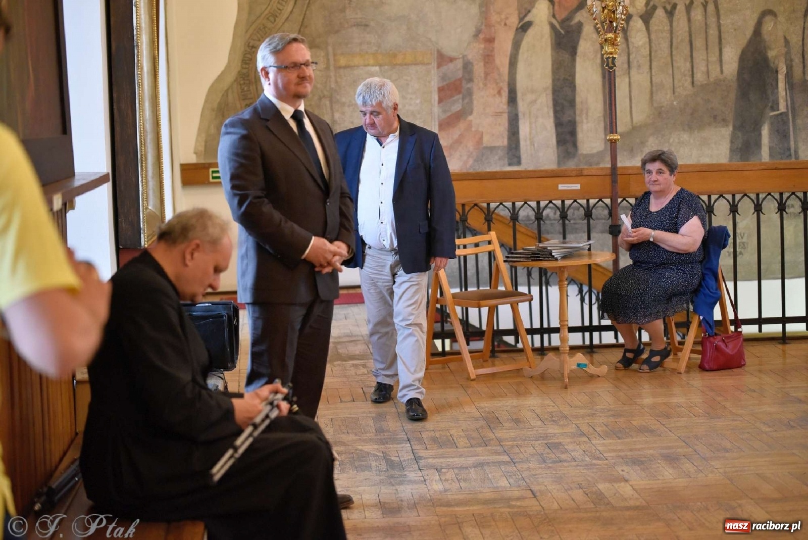 Zdjęcie w galerii na portalu naszraciborz.pl: Perła Kresów. Ryszard Frączek promował w Muzeum swój nowy album wiadomości z regionu