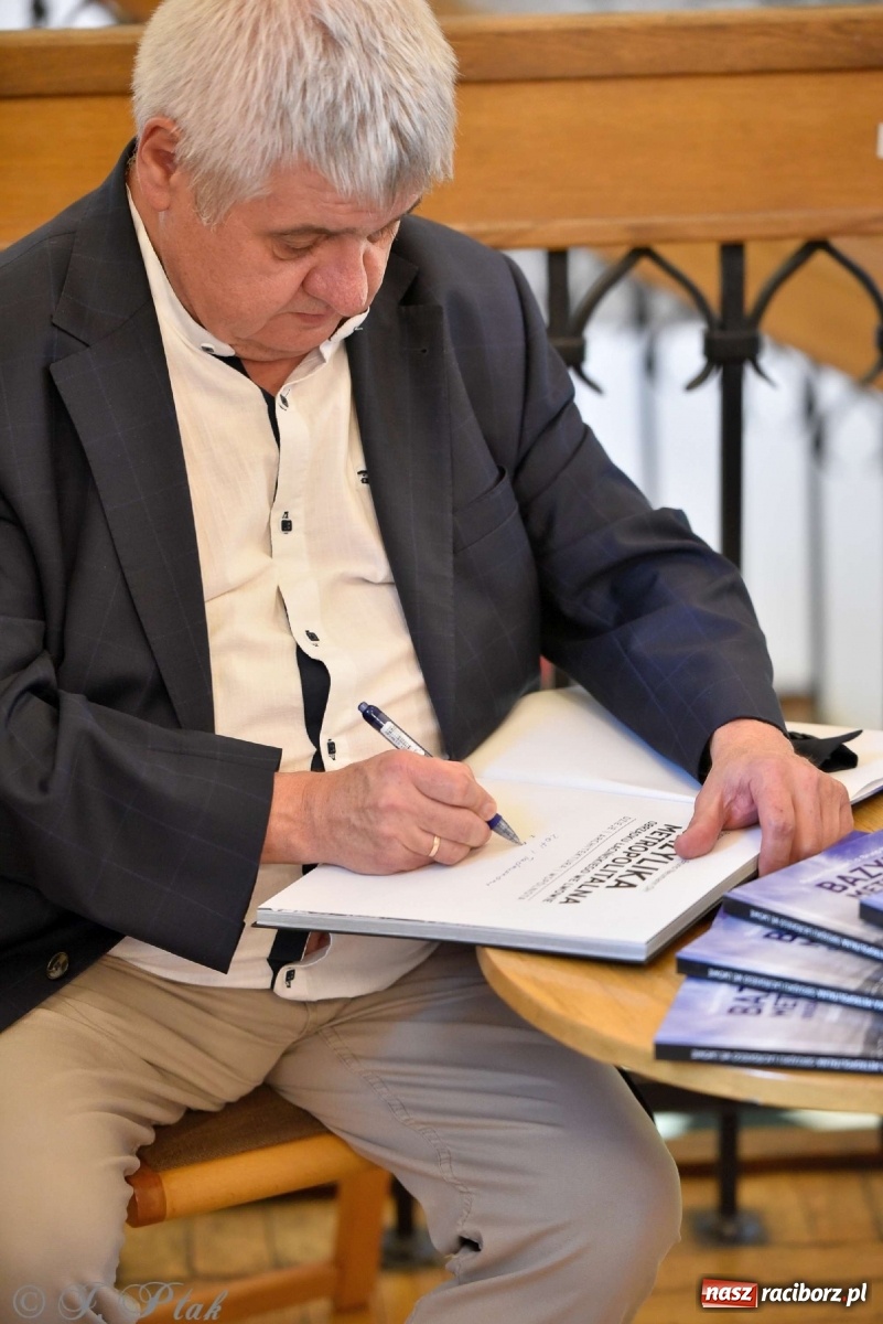 Zdjęcie w galerii na portalu naszraciborz.pl: Perła Kresów. Ryszard Frączek promował w Muzeum swój nowy album wiadomości z regionu