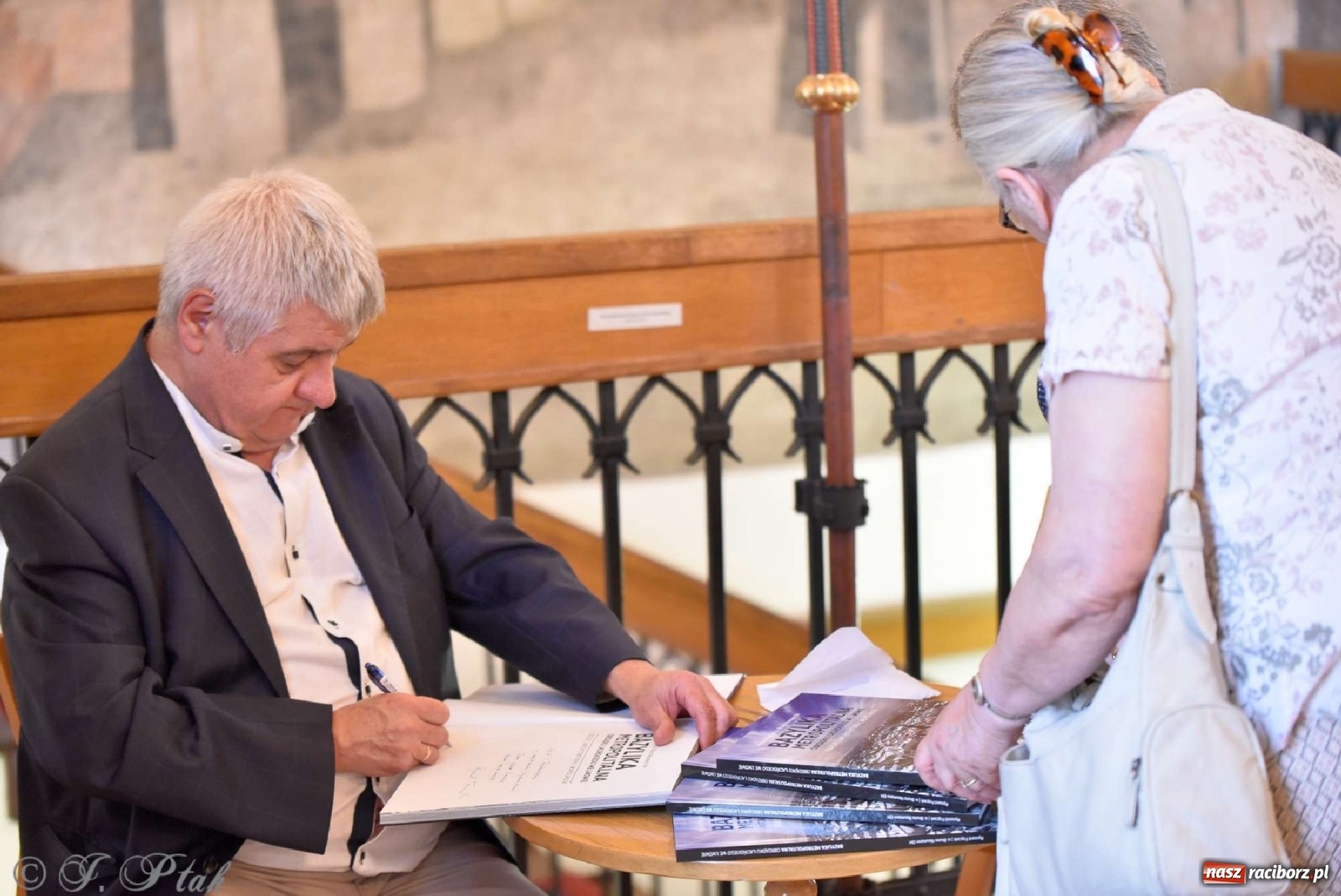 Zdjęcie w galerii na portalu naszraciborz.pl: Perła Kresów. Ryszard Frączek promował w Muzeum swój nowy album wiadomości z regionu