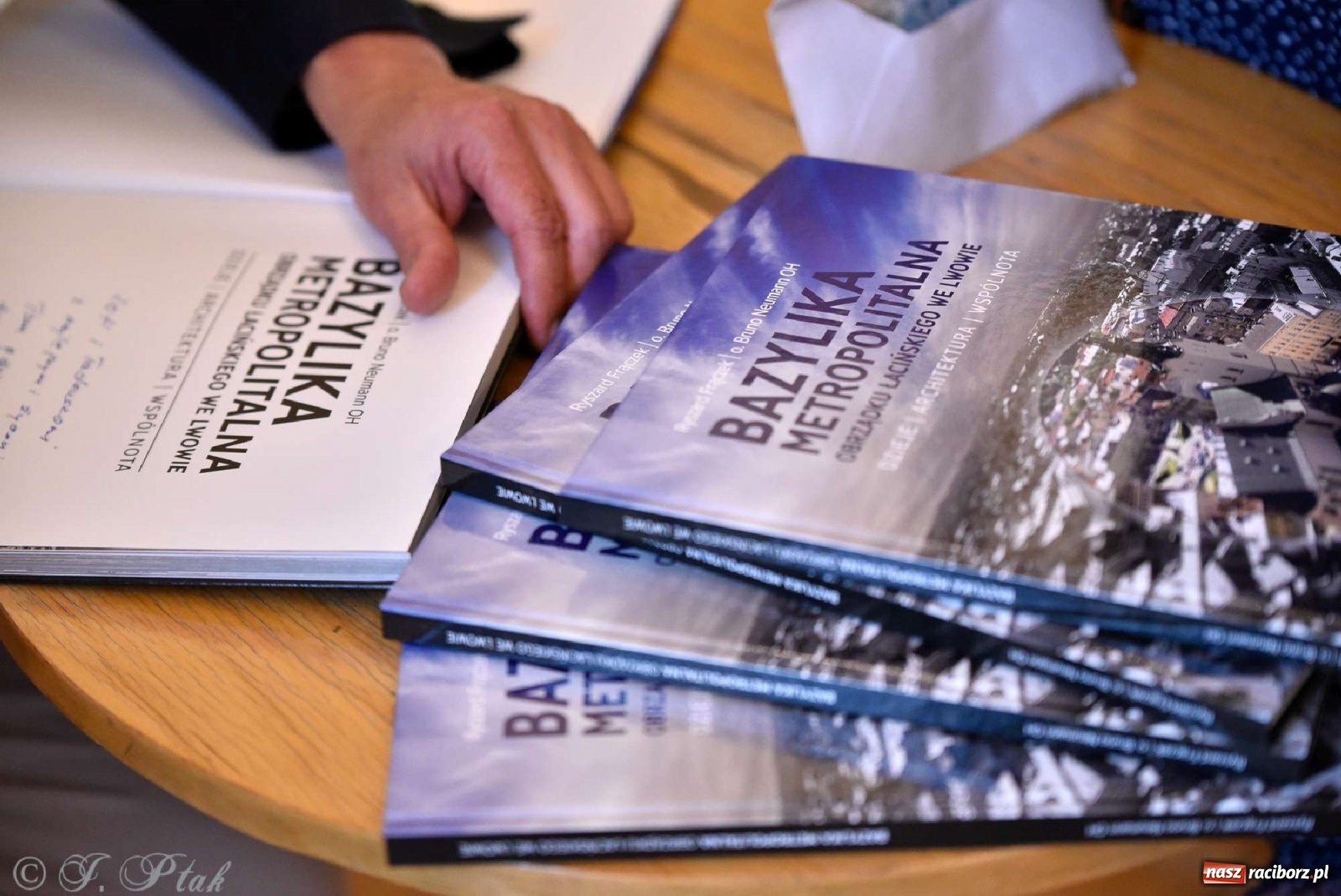 Zdjęcie w galerii na portalu naszraciborz.pl: Perła Kresów. Ryszard Frączek promował w Muzeum swój nowy album wiadomości z regionu