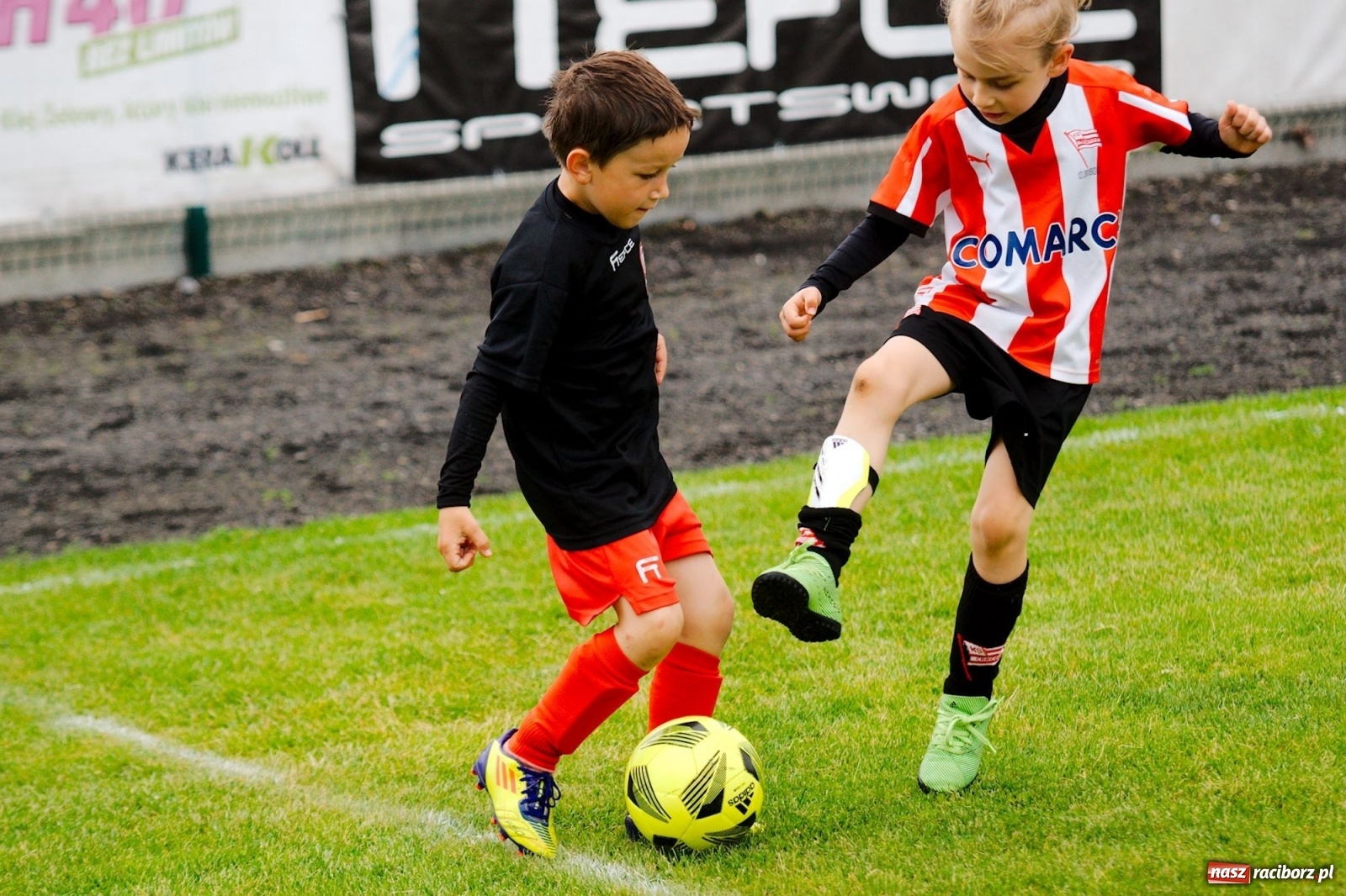 Zdjęcie w galerii na portalu naszraciborz.pl: Walka o każdą piłkę. Ruszyła IX edycja Tworków Cup [FOTO] wiadomości z regionu