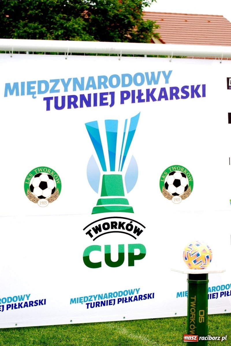 Zdjęcie w galerii na portalu naszraciborz.pl: Walka o każdą piłkę. Ruszyła IX edycja Tworków Cup [FOTO] wiadomości z regionu