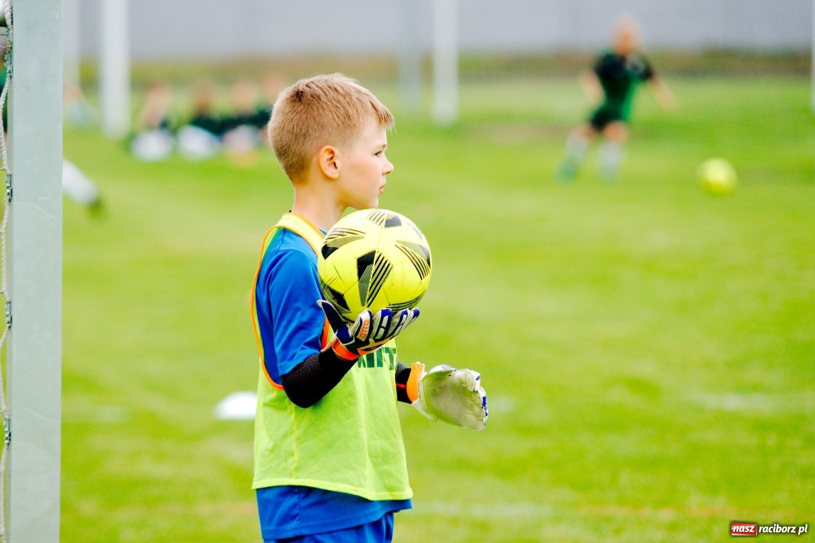 Zdjęcie w galerii na portalu naszraciborz.pl: Walka o każdą piłkę. Ruszyła IX edycja Tworków Cup [FOTO] wiadomości z regionu