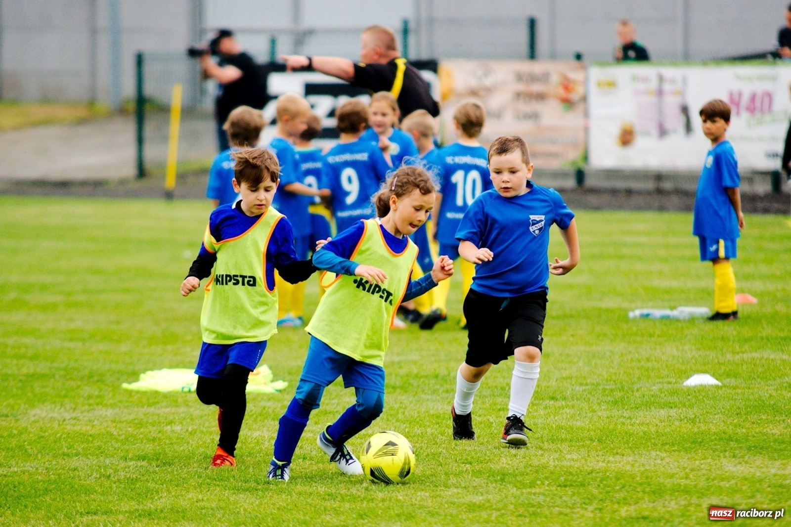 Zdjęcie w galerii na portalu naszraciborz.pl: Walka o każdą piłkę. Ruszyła IX edycja Tworków Cup [FOTO] wiadomości z regionu