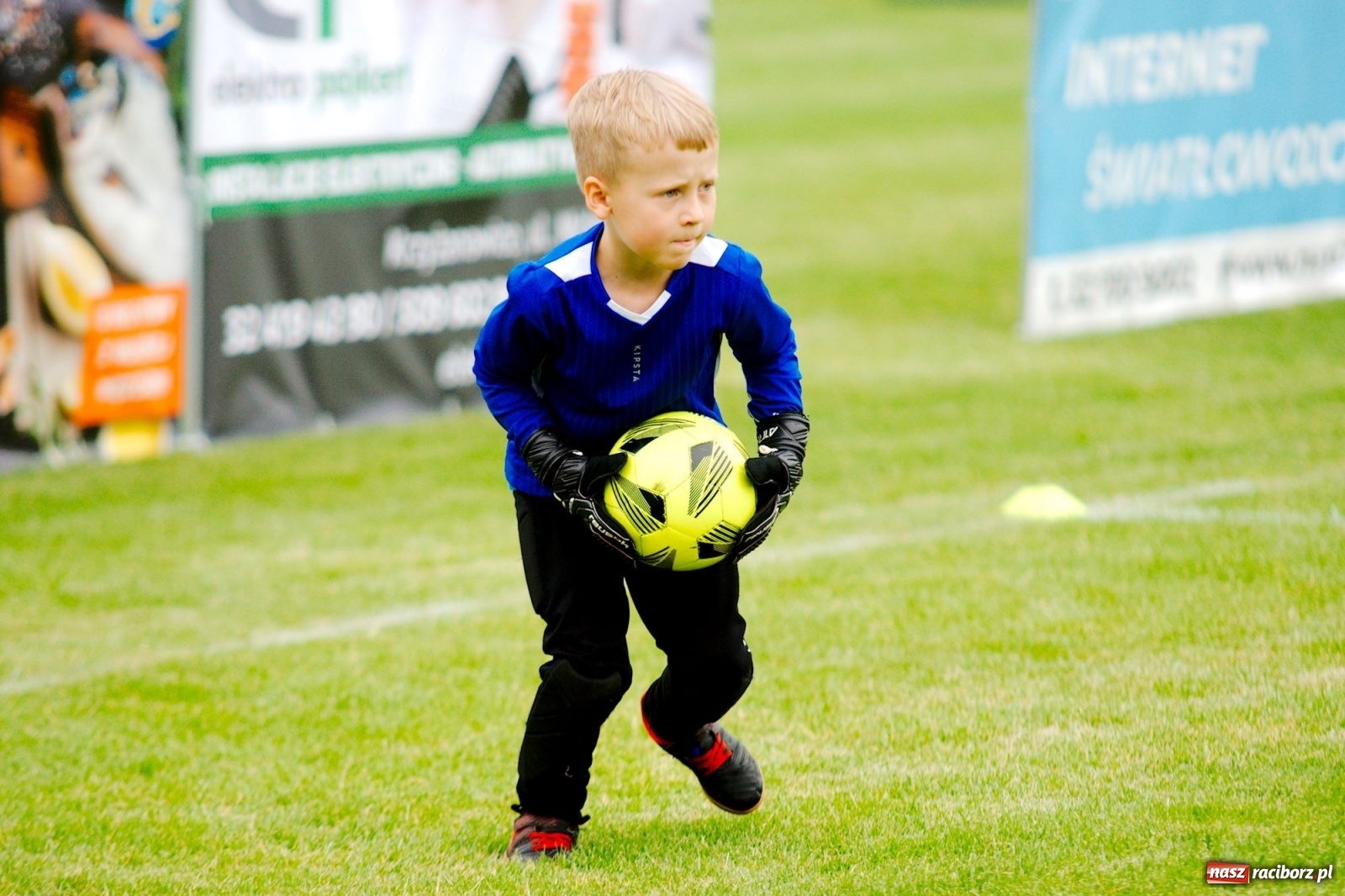 Zdjęcie w galerii na portalu naszraciborz.pl: Walka o każdą piłkę. Ruszyła IX edycja Tworków Cup [FOTO] wiadomości z regionu
