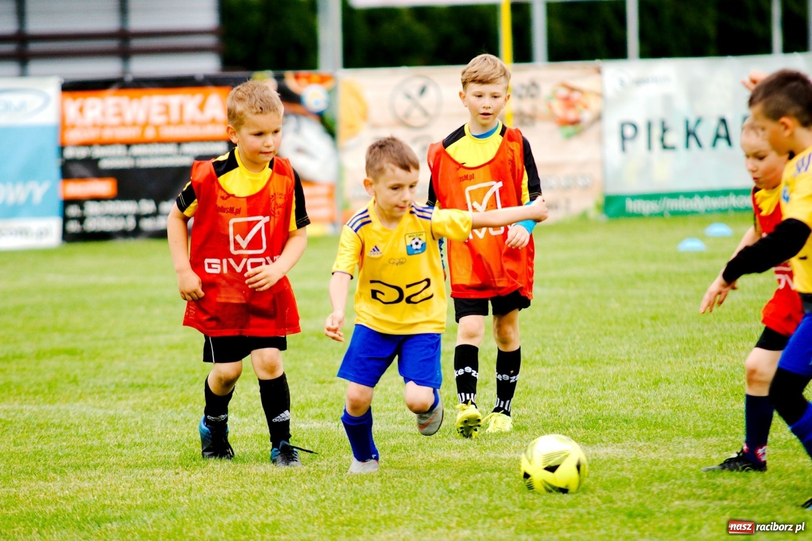 Zdjęcie w galerii na portalu naszraciborz.pl: Walka o każdą piłkę. Ruszyła IX edycja Tworków Cup [FOTO] wiadomości z regionu