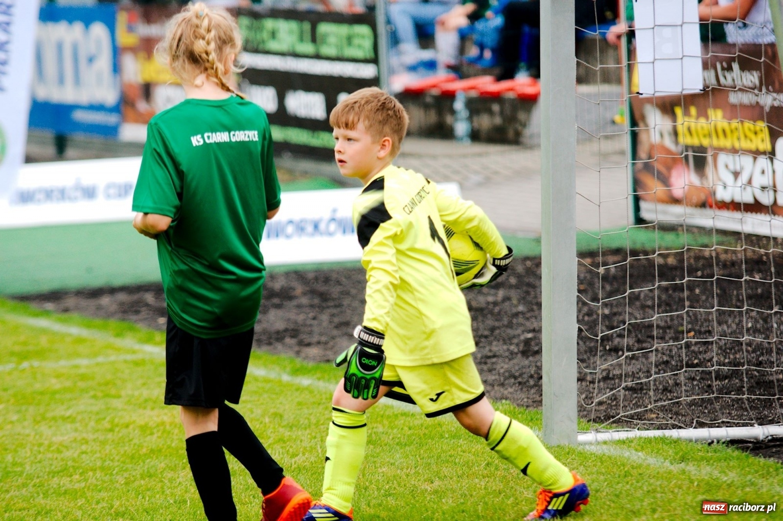 Zdjęcie w galerii na portalu naszraciborz.pl: Walka o każdą piłkę. Ruszyła IX edycja Tworków Cup [FOTO] wiadomości z regionu