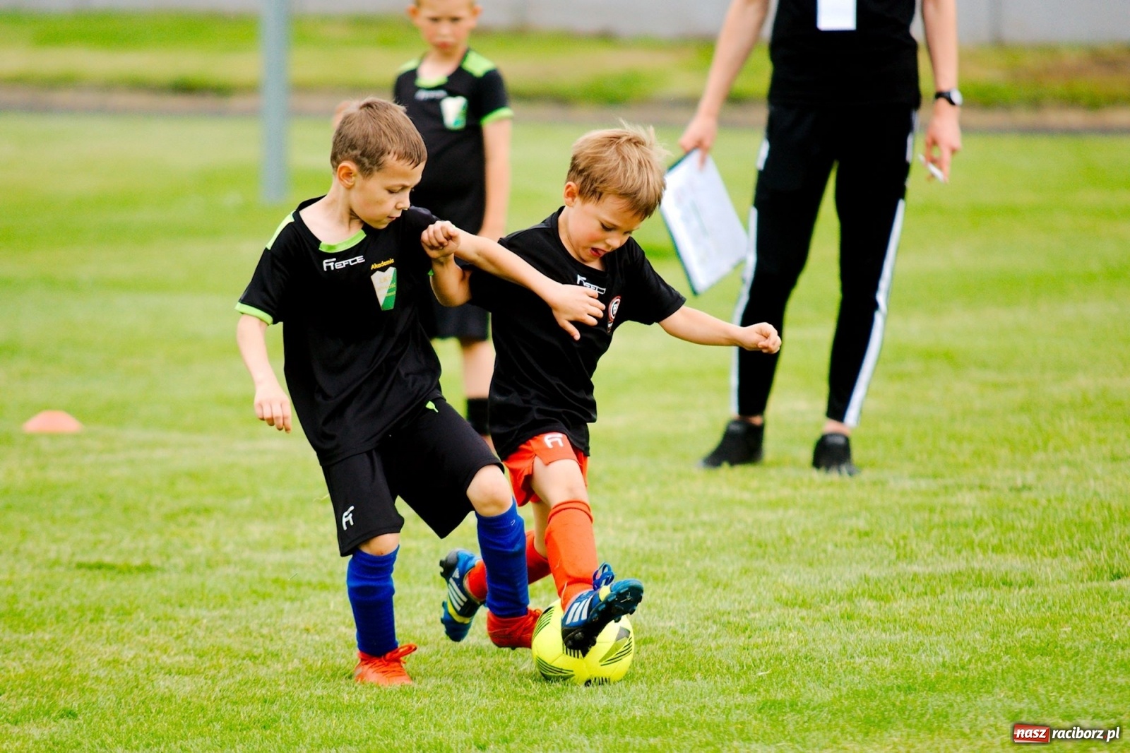 Zdjęcie w galerii na portalu naszraciborz.pl: Walka o każdą piłkę. Ruszyła IX edycja Tworków Cup [FOTO] wiadomości z regionu