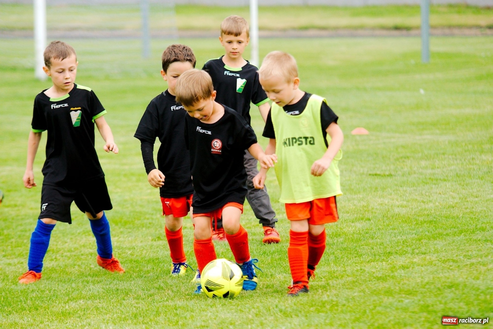 Zdjęcie w galerii na portalu naszraciborz.pl: Walka o każdą piłkę. Ruszyła IX edycja Tworków Cup [FOTO] wiadomości z regionu