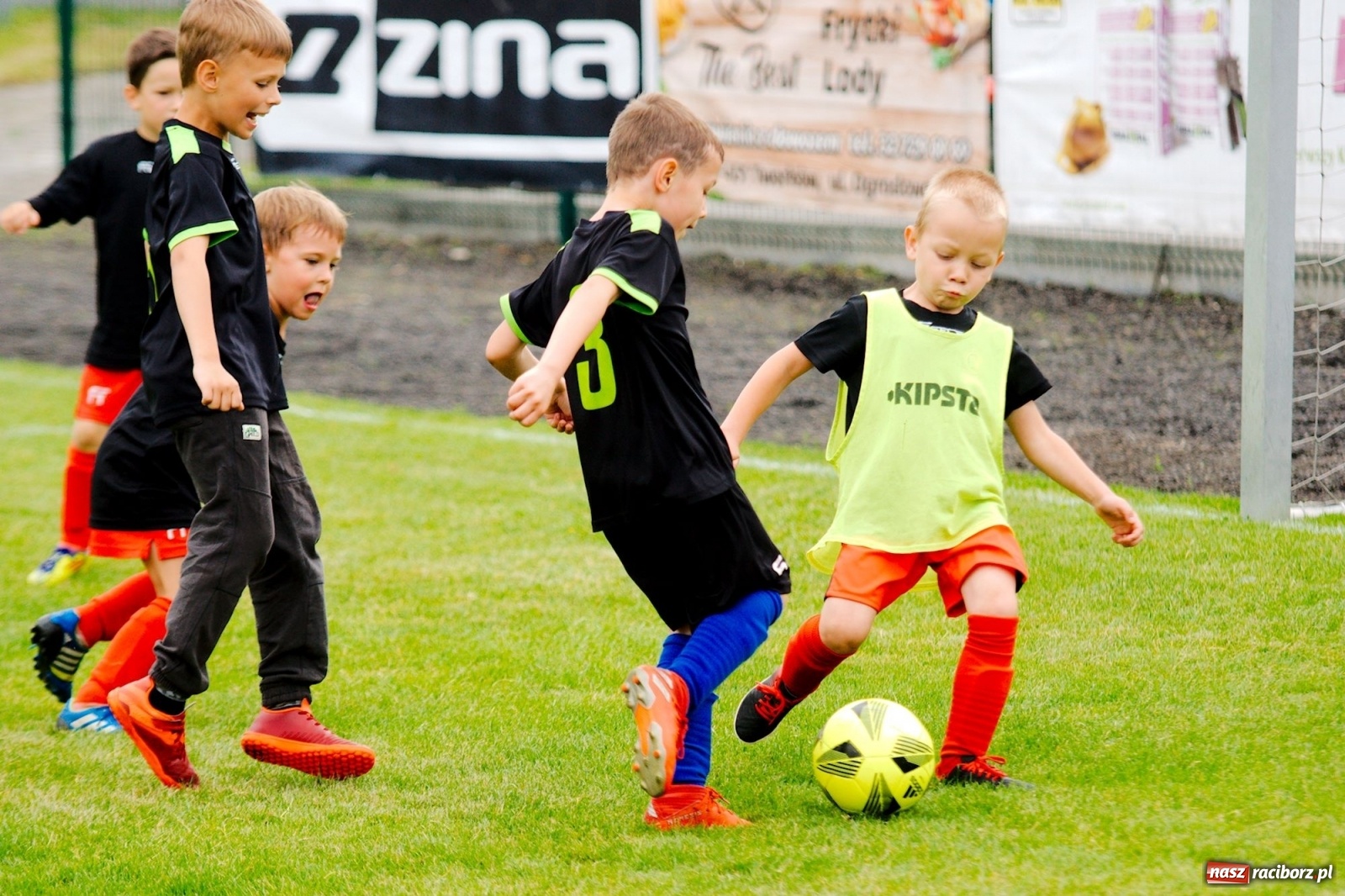Zdjęcie w galerii na portalu naszraciborz.pl: Walka o każdą piłkę. Ruszyła IX edycja Tworków Cup [FOTO] wiadomości z regionu