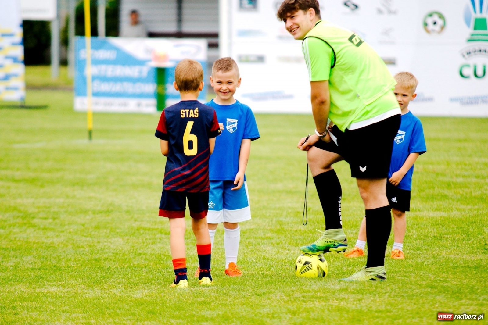 Zdjęcie w galerii na portalu naszraciborz.pl: Walka o każdą piłkę. Ruszyła IX edycja Tworków Cup [FOTO] wiadomości z regionu
