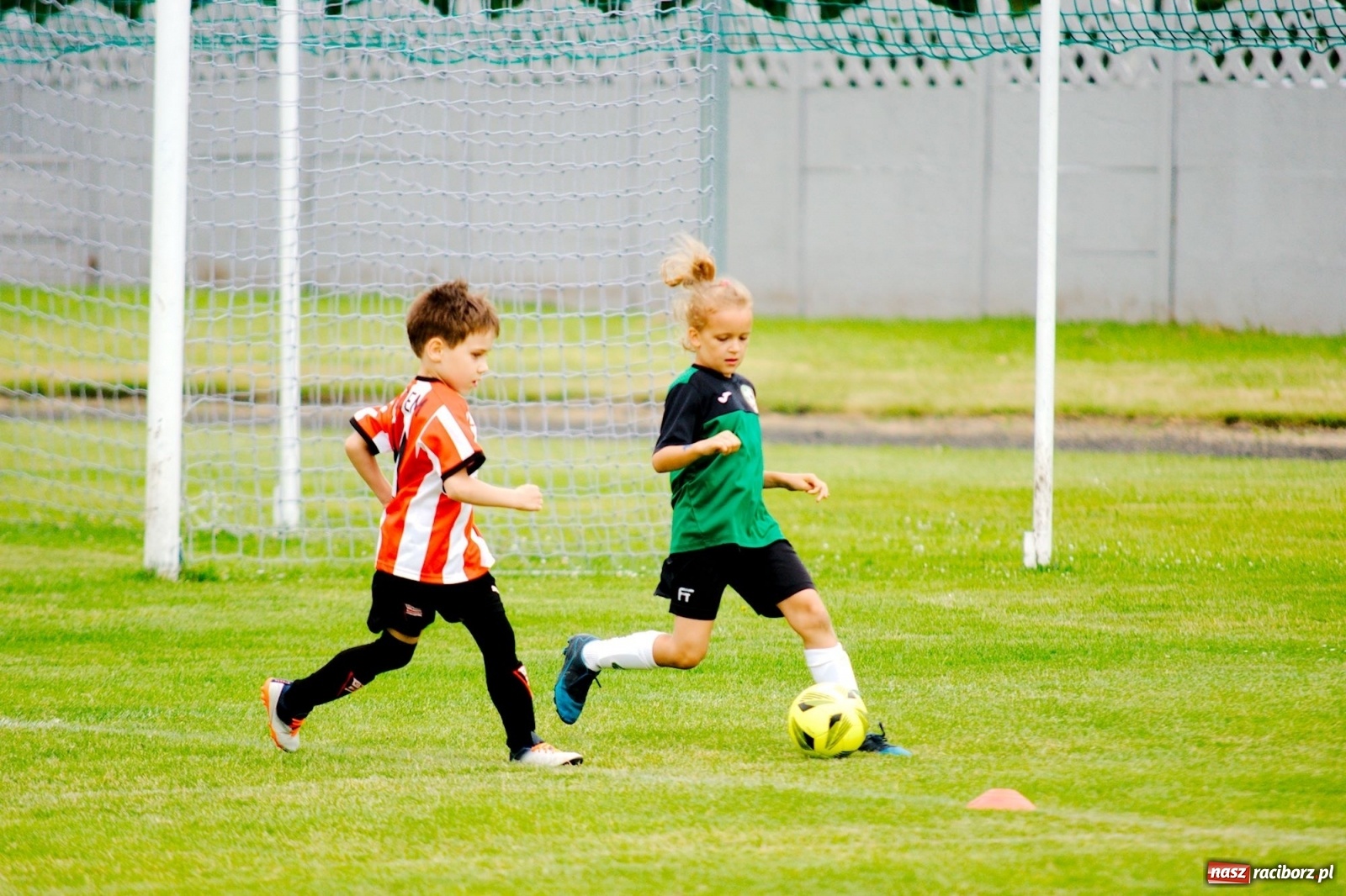 Zdjęcie w galerii na portalu naszraciborz.pl: Walka o każdą piłkę. Ruszyła IX edycja Tworków Cup [FOTO] wiadomości z regionu