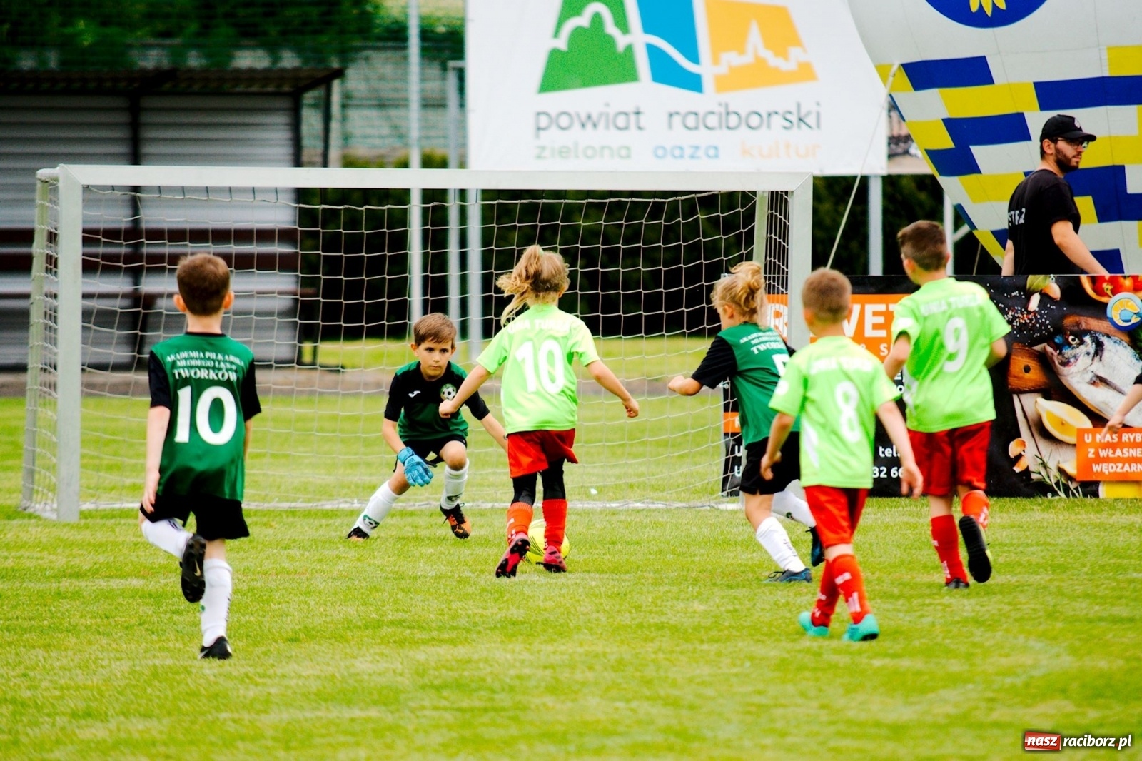 Zdjęcie w galerii na portalu naszraciborz.pl: Walka o każdą piłkę. Ruszyła IX edycja Tworków Cup [FOTO] wiadomości z regionu